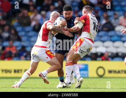 Kelepi Tanginoa de Hull KR (au centre) est attaqué par Alrix Da Costa de Catalans Dragons (à gauche) et Romain Navarrete (à droite) lors du match de Betfred Super League à Elland Road, Leeds. Date de la photo : dimanche 18 août 2024. Banque D'Images