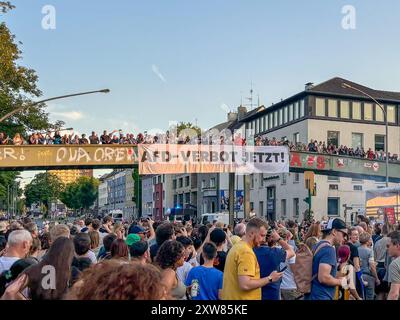 AFD-Verbot jetzt, Essen, NRW, Deutschland, Demo gegen AFD, Bundesparteitag, Grugahalle, Protest, Rechtsextremismus, Vielfalt, Toleranz, Regenbogenfahne, Friedenssymbol, Plakate, Schilder, Kein Bier für Nazis , Zivilgesellschaft, engagement, Lautstark, Entschlossenheit, Polizeipräsenz, Sicherheit, Rechtspopulismus, AFD-Gegner, Demonstranten, Protestbewegung, Antifa, Antirassismus, Demokratie, Solidarität, Menschenmenge, Widerstand, politische Kundgebung, öffentliches Zeichen, gegen Hass, für Frieden, bunte Vielfalt, Bürgerprotest, Bürgerrechtsbewegung, Demonstrationskultur, Ziviler Ungehorsam, Banque D'Images