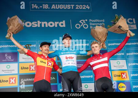 Holbaek, Danemark. 18 août 2024. Le vainqueur Arnaud de lie de Belgique (Lotto Dstny) au milieu, à gauche Magnus Cort Nielsen en deuxième place, à droite Anders Foldager en troisième place après la 5ème et dernière étape de la course cycliste sur route PostNord Denmark Round de Roskilde à Gladsaxe dimanche 18 août 2024. (Photo : Thomas Sjoerup/Scanpix 2024) crédit : Ritzau/Alamy Live News Banque D'Images