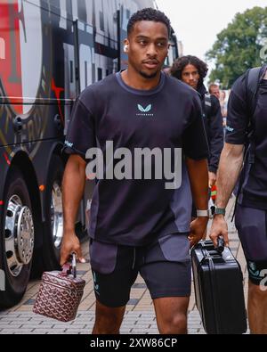 ZWOLLE, PAYS-BAS - 18 AOÛT : Quinten Timber, de Feyenoord, regarde pendant le match Néerlandais Eredivisie entre Pec Zwolle et Feyenoord au Mac3Park Stadion le 18 août 2024 à Zwolle, pays-Bas. (Photo de Raymond Smit/Orange Pictures) Banque D'Images
