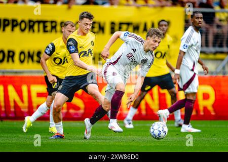 BREDA, pays-Bas, 18-08-2024, football, stade Rat Verlegh, Dutch eredivisie, saison 2024 / 2025, pendant le match NAC - Ajax, joueur Ajax Mika Godts, joueur NAC Dominik Janosek Banque D'Images