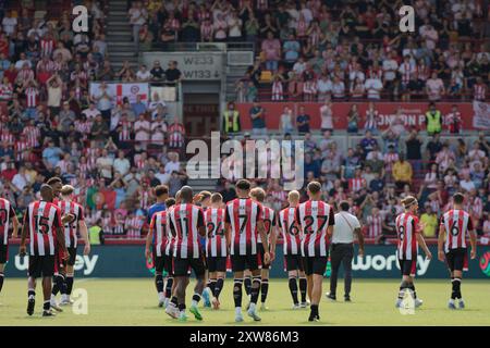 Londres, Royaume-Uni. 18 août 2024. Londres, Angleterre, 18 août 2024 : équipe de Brentford après le match de premier League entre Brentford et Crystal Palace au Gtech Community Stadium à Londres, en Angleterre. (Pedro Porru/SPP) crédit : SPP Sport Press photo. /Alamy Live News Banque D'Images