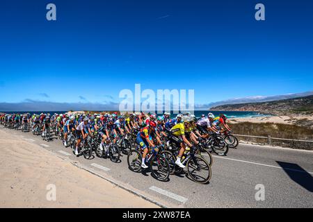 Cascais, Portugal. 18 août 2024. Une vue générale du peloton passant par la plage de Guincho lors de la 79ème la Vuelta Ciclista a Espana 2024, étape 2. (Photo de Miguel Reis/SOPA images/SIPA USA) crédit : SIPA USA/Alamy Live News Banque D'Images