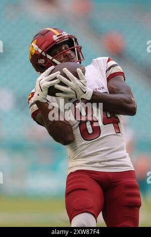 Miami Gardens, FL États-Unis ; le récepteur Davion Davis (84) des Washington Commanders reçoit une passe pendant les échauffements avant le match de pré-saison a de la NFL Banque D'Images