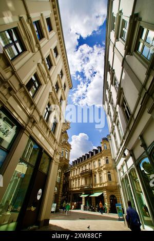 Wiesbaden, Allemagne. 08 août 2024. Architecture de la ville et réparation d'asphalte. Banque D'Images