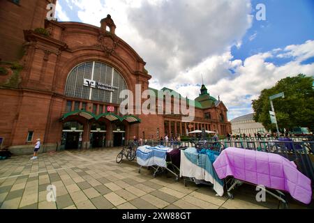 Wiesbaden, Allemagne. 08 août 2024. Architecture de la ville et réparation d'asphalte. Banque D'Images