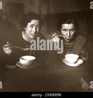 Deux femmes juives secourues du camp de concentration de Theresienstadt profitent d’un repas chaud dans le Hadwigschulhaus à tous Gallen. Banque D'Images