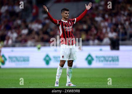 Milan, Italie. 17 août 2024. Alvaro Morata de l'AC Milan fait des gestes lors du match de Serie A entre l'AC Milan et le Torino FC au Stadio Giuseppe Meazza le 17 août 2024 à Milan, Italie . Crédit : Marco Canoniero/Alamy Live News Banque D'Images