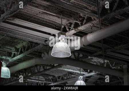 Intérieur de style industriel avec suspensions en métal - poutres apparentes et gaines. Prise à Toronto, Canada. Banque D'Images