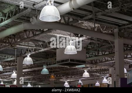 Intérieur de style industriel avec suspensions en métal - poutres apparentes et gaines. Prise à Toronto, Canada. Banque D'Images