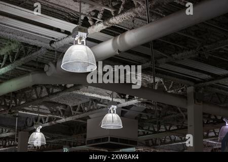 Intérieur de style industriel avec suspensions en métal - poutres apparentes et gaines. Prise à Toronto, Canada. Banque D'Images