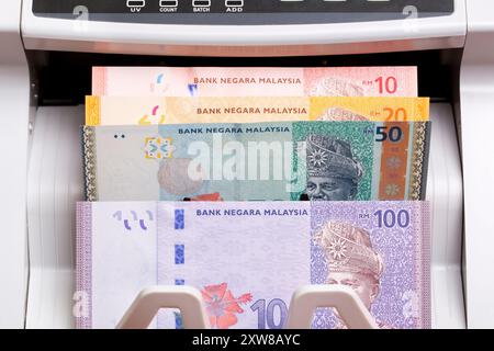 Argent malaisien - ringgit dans la machine à compter Banque D'Images