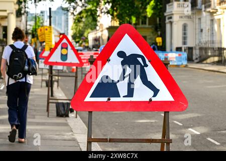 Londres, Angleterre, Royaume-Uni - 21 juin 2022 : panneau de travaux routiers et panneau pour les feux de circulation dans une rue de la ville de Londres Banque D'Images