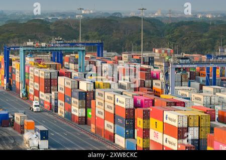 Puerto Quetzal, Guatemala - 19 janvier 2024 : grues et conteneurs maritimes dans le terminal à conteneurs du principal port maritime du pays. Banque D'Images