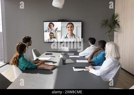Groupe de médecins ayant vidéo ocall rassemblé dans la salle de réunion Banque D'Images