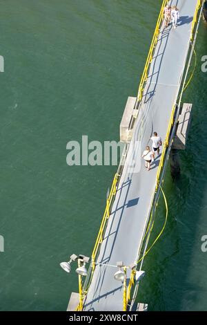 Puerto Quetzal, Guatemala - 19 janvier 2024 : vue aérienne de passagers de bateaux de croisière marchant le long de la jetée jusqu'au terminal de croisière Banque D'Images