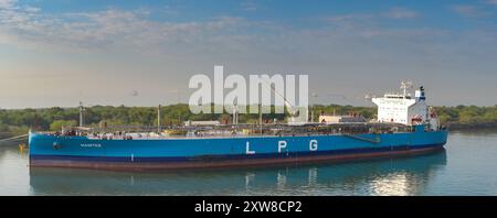 Puerto Quetzal, Guatemala - 19 janvier 2024 : vue panoramique du navire-citerne Nantes transportant du gaz de pétrole liquéfié ou du GPL amarré dans le port du comté. Banque D'Images