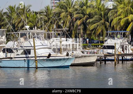 Puerto Quetzal, Guatemala - 19 janvier 2024 : bateaux de pêche amarrés dans le port du principal port maritime du comté. Banque D'Images