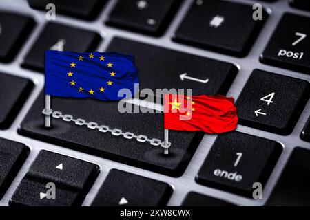 18 août 2024 : chaîne d'approvisionnement UE-Chine - tension et sanctions dans les relations commerciales internationales image symbolique. PHOTOMONTAGE *** Lieferkette eu-China Spannung und Sanktionen in den internationalen Handelsbeziehungen Symbolbild. FOTOMONTAGE Banque D'Images