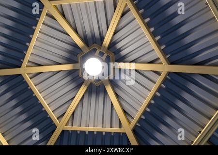 Toit de gazebo en acier symétrique avec des poutres radiales convergeant sur un puits de lumière central - la conception architecturale met en valeur des lignes modernes et épurées. Prise à Toront Banque D'Images