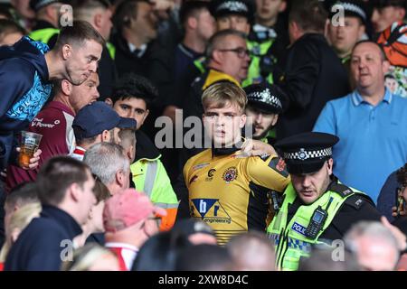 Leeds, Royaume-Uni. 18 août 2024. La police procède à une arrestation après une altercation dans la tribune lors du Magic Weekend match Catalans Dragons vs Hull KR à Elland Road, Leeds, Royaume-Uni, le 18 août 2024 à Leeds, Royaume-Uni le 18/08/2024. (Photo de News images/SIPA USA) crédit : SIPA USA/Alamy Live News Banque D'Images