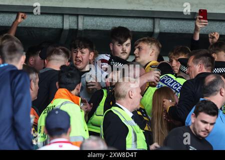 Leeds, Royaume-Uni. 18 août 2024. La police assiste à une altercation dans le stand pendant le Magic Weekend match Catalans Dragons vs Hull KR à Elland Road, Leeds, Royaume-Uni, le 18 août 2024 à Leeds, Royaume-Uni le 18/08/2024. (Photo de News images/SIPA USA) crédit : SIPA USA/Alamy Live News Banque D'Images