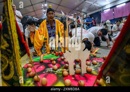 Kuala Lumpur, Malaisie. 14 août 2024. Un prêtre chinois effectue la prière pendant le festival Hungry Ghost à Kota Damansara. Le Hungry Ghost Festival tombe le 15ème jour du septième mois lunaire. Les dévots chinois croyaient que les portes de l'enfer s'ouvrent et que les fantômes parcourent le monde humain pendant le mois. Crédit : SOPA images Limited/Alamy Live News Banque D'Images