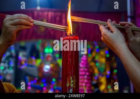 Kuala Lumpur, Malaisie. 14 août 2024. Les dévots chinois brûlent des bâtons de joss pendant le festival Hungry Ghost à Kota Damansara. Le Hungry Ghost Festival tombe le 15ème jour du septième mois lunaire. Les dévots chinois croyaient que les portes de l'enfer s'ouvrent et que les fantômes parcourent le monde humain pendant le mois. (Photo de Vivian Lo/SOPA images/SIPA USA) crédit : SIPA USA/Alamy Live News Banque D'Images