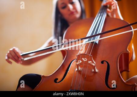 Femme jouant son violoncelle, concept de musique classique Banque D'Images