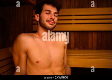 Man relaxing in a sauna Banque D'Images