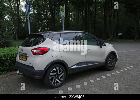 Uelsen, Allemagne - 14 août 2024 Une Renault Captur blanche de 2014 est garée Banque D'Images