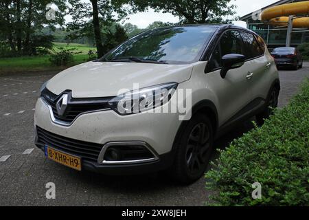 Uelsen, Allemagne - 14 août 2024 Une Renault Captur blanche de 2014 est garée Banque D'Images