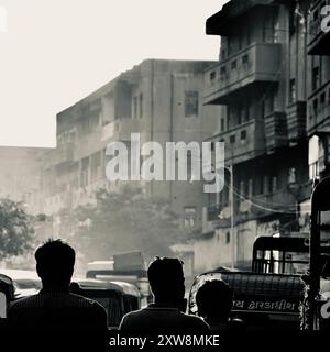 Une image en noir et blanc d'une foule avançant au milieu d'un marché chaotique à Ahmedabad Gujrat. La photo montre la poussière et les difficultés. Banque D'Images