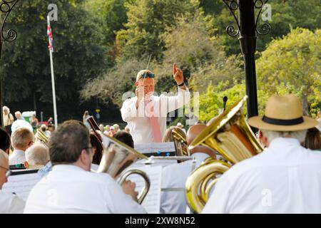 Les Burys, Godalming. 18 août 2024. Un après-midi chaud et ensoleillé pour les Home Counties. Les gens apprécient la musique dans le parc au Godalming Bandstand dans le Surrey. Tous les dimanches après-midi pendant les mois d'été, de la musique live est jouée avec une variété de genres couverts. Cet après-midi, c'était le tour de 'The Band of the Surrey Yeomanry', parrainé par BL Vision de Farncombe. Crédit : james jagger/Alamy Live News Banque D'Images