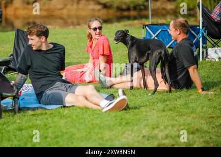 Les Burys, Godalming. 18 août 2024. Un après-midi chaud et ensoleillé pour les Home Counties. Les gens apprécient la musique dans le parc au Godalming Bandstand dans le Surrey. Tous les dimanches après-midi pendant les mois d'été, de la musique live est jouée avec une variété de genres couverts. Cet après-midi, c'était le tour de 'The Band of the Surrey Yeomanry', parrainé par BL Vision de Farncombe. Crédit : james jagger/Alamy Live News Banque D'Images