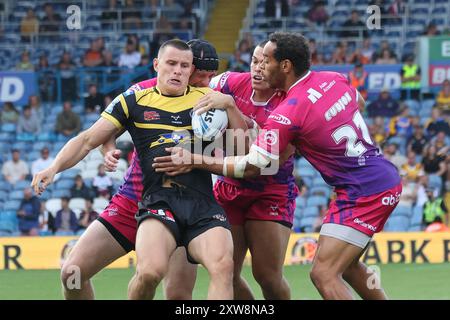 Leeds, Royaume-Uni. 18 août 2024. Elland Road, Leeds, West Yorkshire, 18 août 2024. Betfred Super League - Magic Weekend Huddersfield Giants vs Castleford Tigers Innes Senior de Castleford Tigers est attaqué par Chris Hill, Tui Lolohea et Leroy Cudjoe de Huddersfield Giants Credit : Touchlinepics/Alamy Live News Banque D'Images