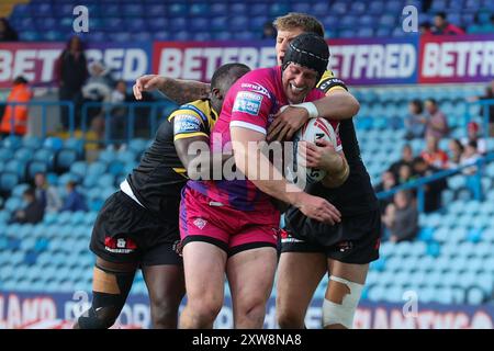 Leeds, Royaume-Uni. 18 août 2024. Elland Road, Leeds, West Yorkshire, 18 août 2024. Betfred Super League - Magic Weekend Huddersfield Giants vs Castleford Tigers Chris Hill de Huddersfield Giants est attaqué par Alex Mellor et Muizz Mustapha de Castleford Tigers Credit : Touchlinepics/Alamy Live News Banque D'Images