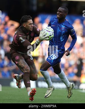 Londres, Royaume-Uni. 18 août 2024. Nicolas Jackson de Chelsea semble déçu alors que le gardien de Manchester City, Ederson, rassemble le ballon lors du match de premier League à Stamford Bridge, Londres. Le crédit photo devrait se lire : Paul Terry/Sportimage crédit : Sportimage Ltd/Alamy Live News Banque D'Images