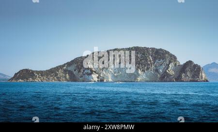 Marathonisi aussi appelé île de la tortue est situé dans la baie de Lagana, en Grèce Banque D'Images