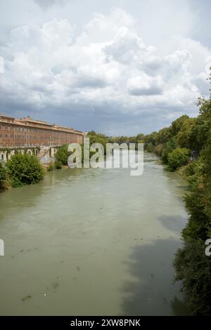 Rome, Italie. 18 août 2024. Le Tibre, qui, ces dernières semaines, a vu son débit diminuer de manière significative en raison du manque de pluie, dominé par un ciel nuageux en raison du changement radical de la situation météorologique à Rome. Isolés des précipitations dispersées avec des averses ou des orages sont les prévisions météorologiques pour Rome et le Latium et le département de la protection civile du Capitole a émis l'alerte jaune émise par la Direction régionale des urgences. En plus de la pluie, le Latium devrait connaître ''˜de fortes averses, une activité électrique fréquente, des tempêtes de grêle locales et de fortes rafales de windâ (cred Banque D'Images