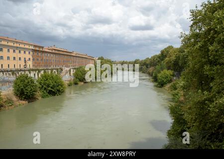 Rome, Italie. 18 août 2024. Le Tibre, qui, ces dernières semaines, a vu son débit diminuer de manière significative en raison du manque de pluie, dominé par un ciel nuageux en raison du changement radical de la situation météorologique à Rome. Isolés des précipitations dispersées avec des averses ou des orages sont les prévisions météorologiques pour Rome et le Latium et le département de la protection civile du Capitole a émis l'alerte jaune émise par la Direction régionale des urgences. En plus de la pluie, le Latium devrait connaître ''˜de fortes averses, une activité électrique fréquente, des tempêtes de grêle locales et de fortes rafales de windâ (cred Banque D'Images