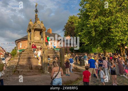 Les gens se mêlent au soleil du soir à Lymm Cross pendant le Lymm Food Festival 2024 Banque D'Images