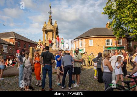 Les gens se mêlent au soleil du soir à Lymm Cross pendant le Lymm Food Festival 2024 Banque D'Images