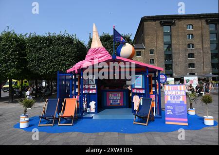 LONDRES, ROYAUME-UNI. 1er août 2024. La boutique de souvenirs à Granary Square, King Cross, Londres, Royaume-Uni. ( Credit : Voir Li/Picture Capital/Alamy Live News Banque D'Images