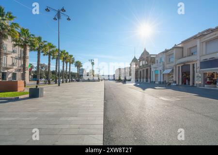 Célèbre Passeggiata a mare, promenade de sentier en bord de mer à Viareggio, Versilia, Lucca Toscane, Italie Europe. Banque D'Images