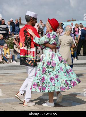 Dancers on the Mussel Tank, Lytham Green, Lytham St Annes, Lancashire, Royaume-Uni, Europe Banque D'Images