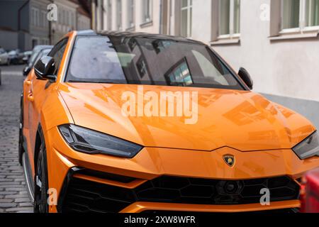 Tallinn, Estonie - 19 juillet 2023 : une Lamborghini Urus orange frappante garée dans le centre-ville de Tallinn, reflétant l'élégance et l'exclusivité de ce VUS de luxe haute performance *** Ein auffälliger orangefarbener Lamborghini Urus parkt in der Innenstadt von Tallinn und spiegelt die Eleganz und Exklusivität dieses leistungsstarken Luxus-SUV Wider Banque D'Images