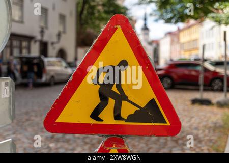 Tallinn, Estonie - 19 juillet 2023 : un panneau de signalisation en Estonie met en garde contre un chantier de construction dans la zone urbaine *** Ein Verkehrsschild in Estland warnt vor einer Baustelle im städtischen Bereich Banque D'Images