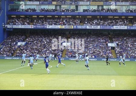 Chelsea, Londres, Royaume-Uni. 18 août 2024. Le premier match de la premier League pour le Chelsea Football Club et les champions de Manchester City Football Club de l'année dernière ont joué à Stamford Bridge. Notre photo montre : (OPS) : jouer à l'intérieur de la moitié Man City. Crédit : Motofoto/Alamy Live News Banque D'Images