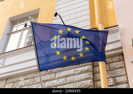 Tallinn, Estonie - 19 juillet 2023 : le drapeau de l'Union européenne flotte devant un bâtiment historique en Estonie *** Die Flagge der Europäischen Union weht vor einem historischen Gebäude à Estland Banque D'Images